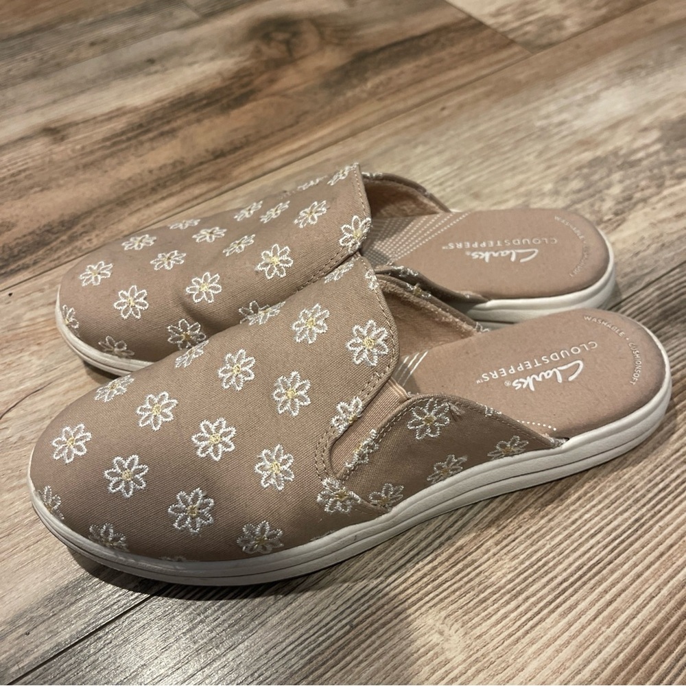 Clarks Women's Breeze Shore Taupe Flower Embroidery Size 7.5 Mule Shoes Slip On